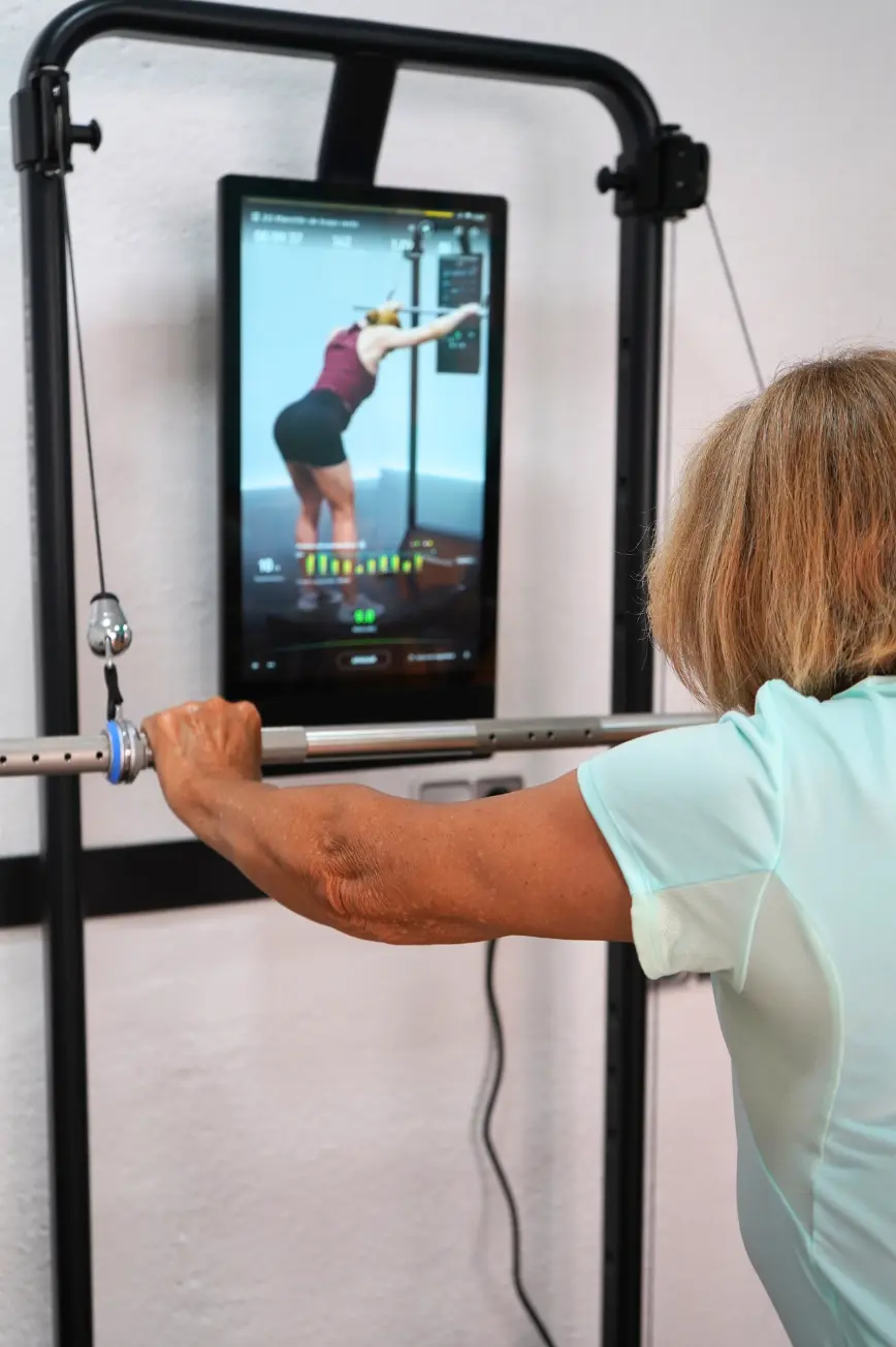 Persona realizando entrenamiento de fuerza guiado en Blanes con la Gym Monster 2