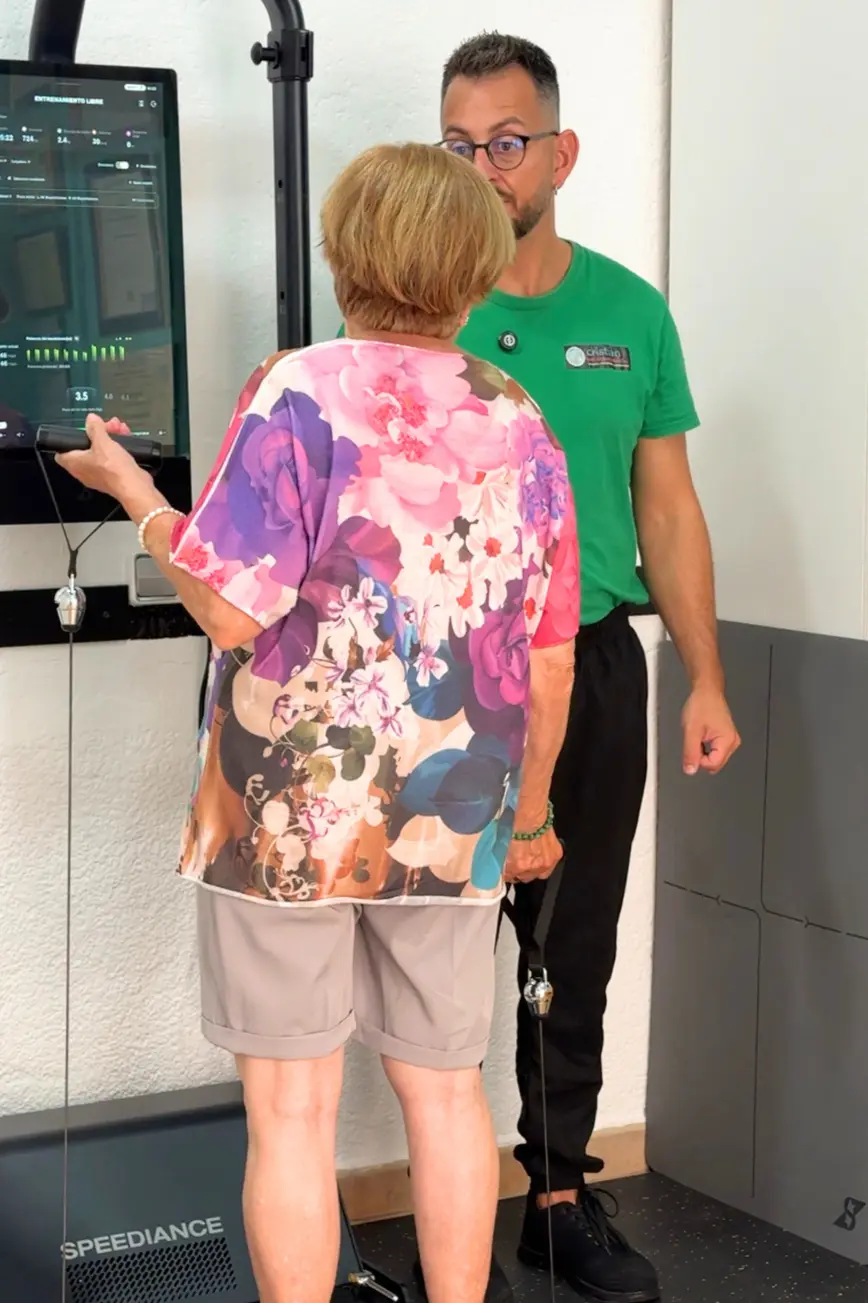 Persona mayor realizando entrenamiento de fuerza guiado en Blanes con supervisión personalizada