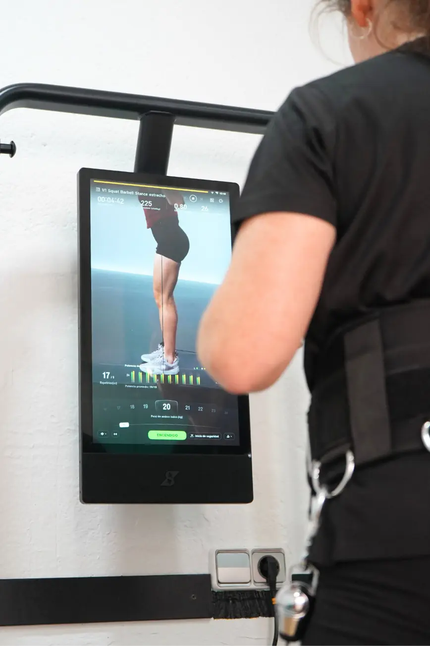 Pantalla de la Gym Monster 2 durante una sesión de entrenamiento de fuerza guiado en Blanes